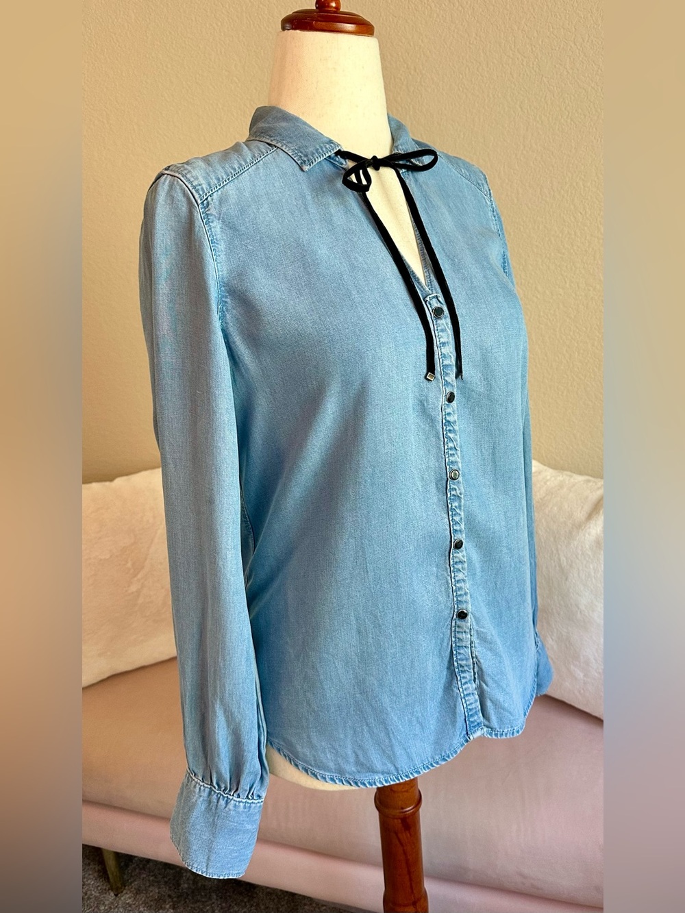PAIGE Brontë Button Up Shirt Lt Blue Chambray Top Velvet Neck Tie Size M Western